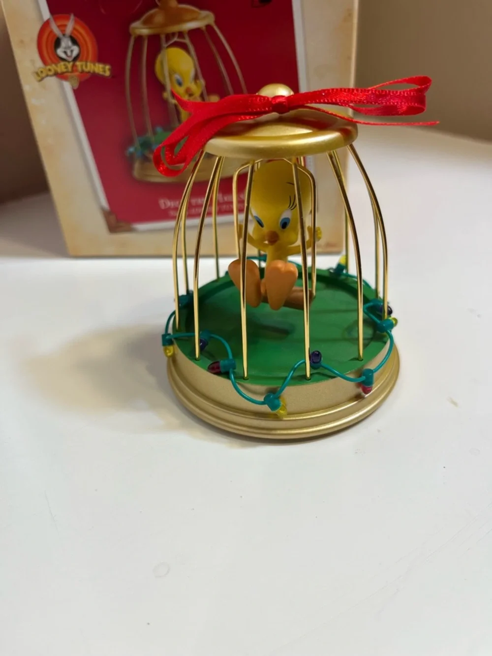 Hallmark 2004 Looney tunes “  Deck The Halls” Christmas ornament